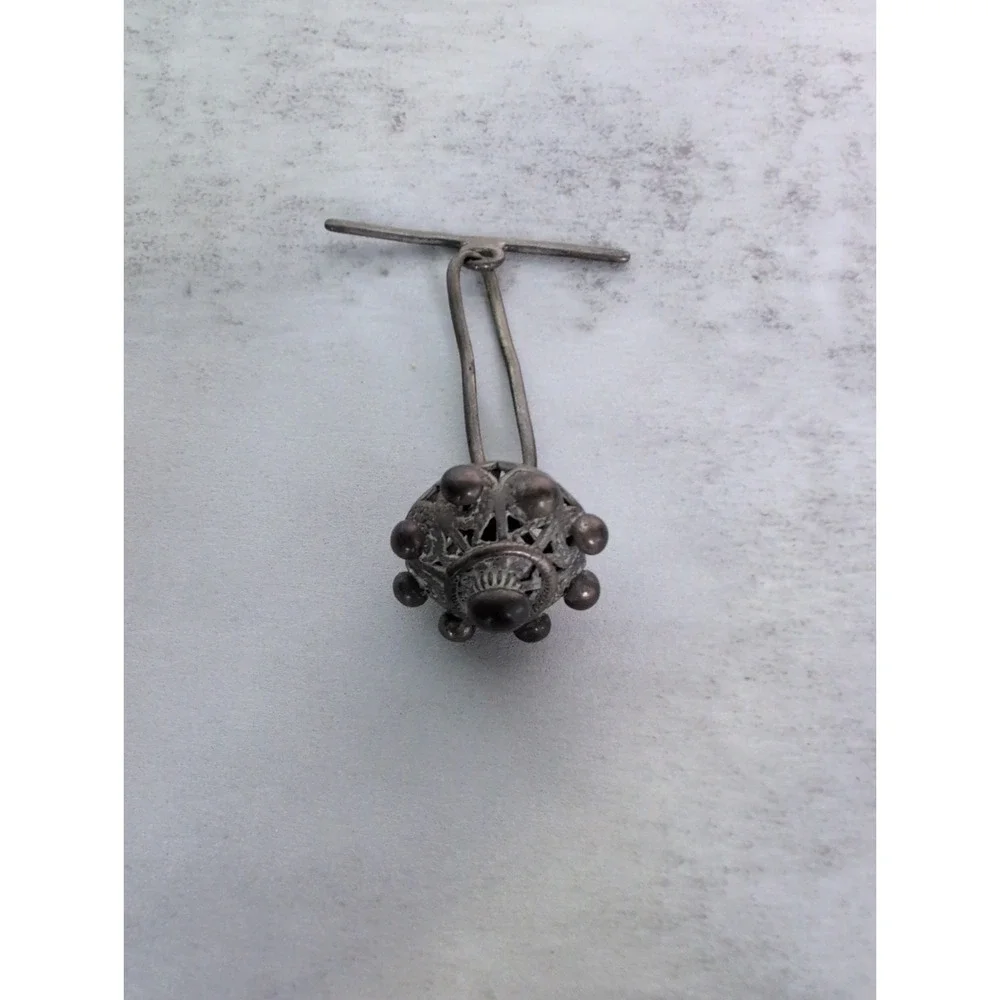 TOGGLE BUTTON LATE 18TH CENTURY TO EARLY 19TH CENTURY SILVER WITH BAR & LINK